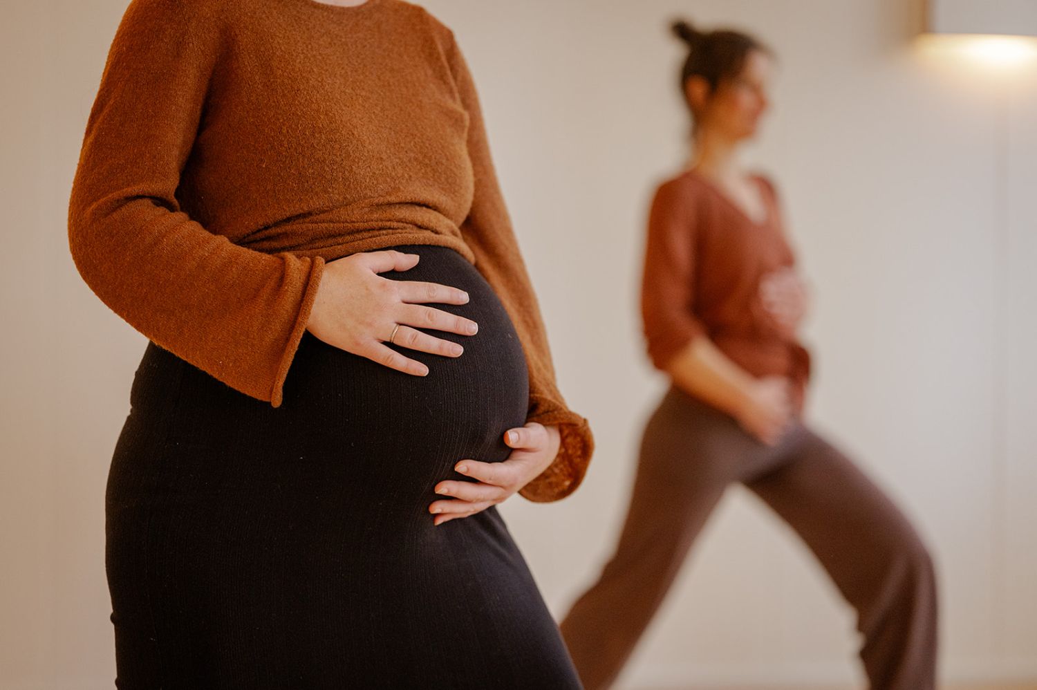 Zwangere vrouw in zwangerschapsyogales bij Mama& studio De Biotoop Haren Groningen